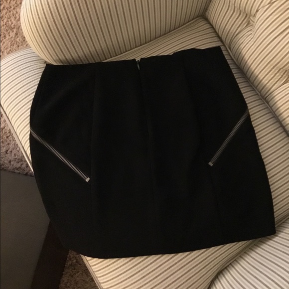 BCBGeneration Black Zipper Detail Mini Skirt - Picture 4 of 5